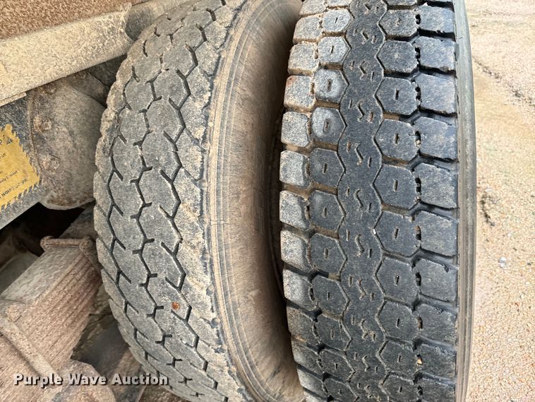 image for item NL9877 1995 International  4900 dump truck