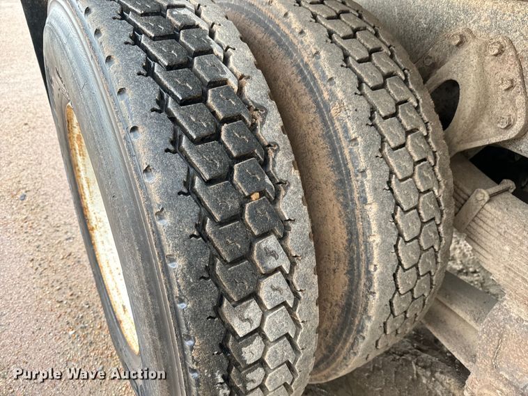 image for item NL9877 1995 International  4900 dump truck