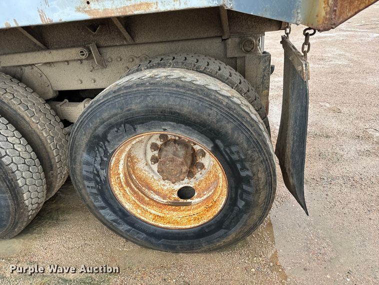 image for item NL9877 1995 International  4900 dump truck