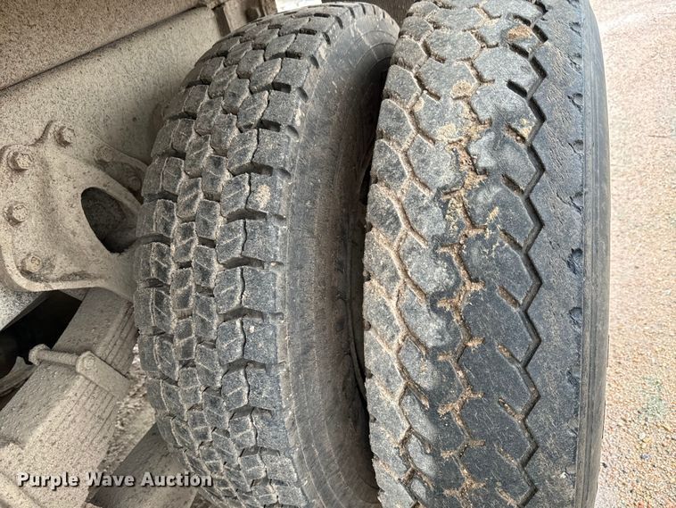 image for item NL9877 1995 International  4900 dump truck