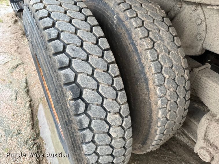 image for item NL9877 1995 International  4900 dump truck