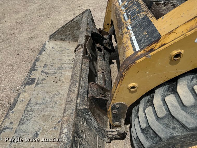 image for item NL9886 2004 Caterpillar  226B skid steer loader