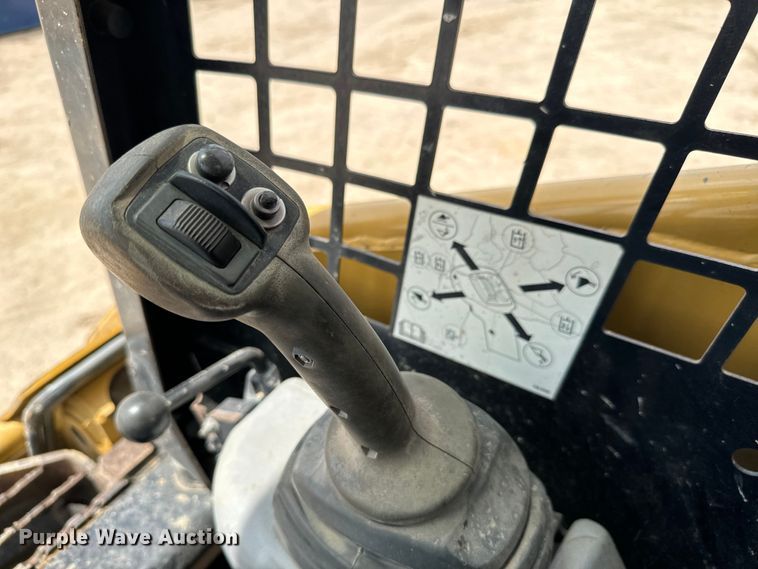 image for item NL9886 2004 Caterpillar  226B skid steer loader