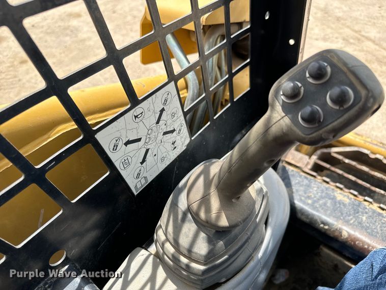 image for item NL9886 2004 Caterpillar  226B skid steer loader