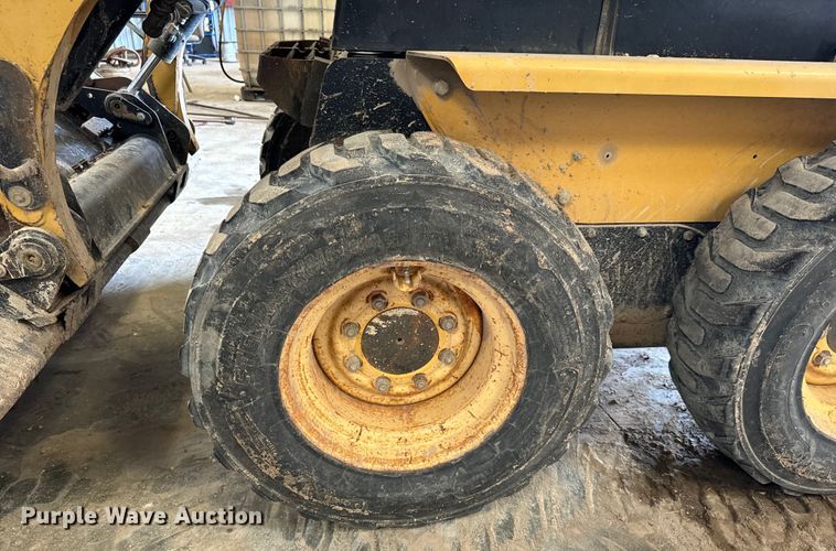 image for item NL9886 2004 Caterpillar  226B skid steer loader