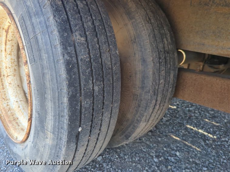 image for item NQ9572 2005 Belshe equipment trailer