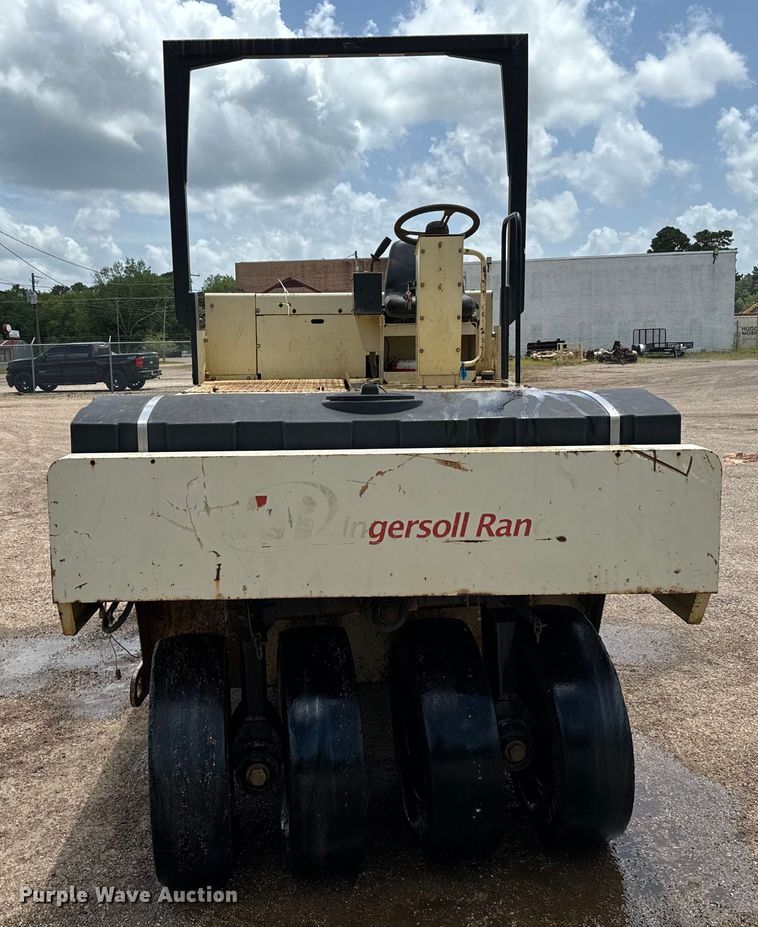 image for item NQ9588 2006 Ingersoll Rand  PT-125R pneumatic roller