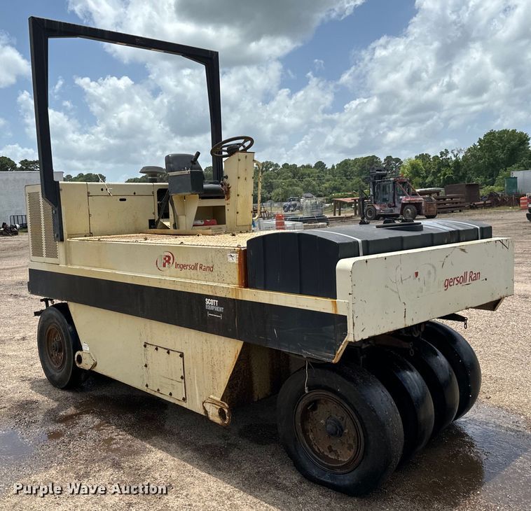 image for item NQ9588 2006 Ingersoll Rand  PT-125R pneumatic roller