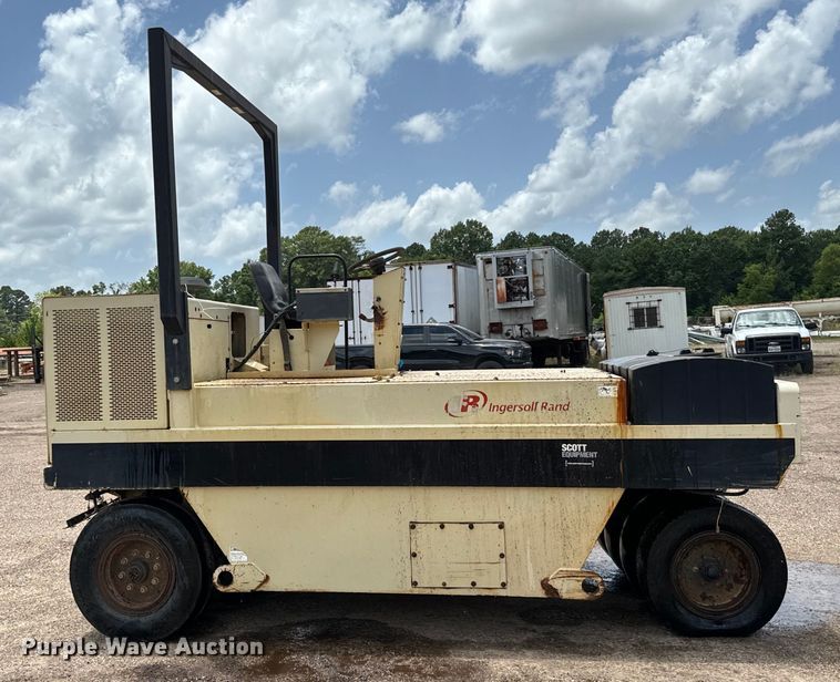 image for item NQ9588 2006 Ingersoll Rand  PT-125R pneumatic roller