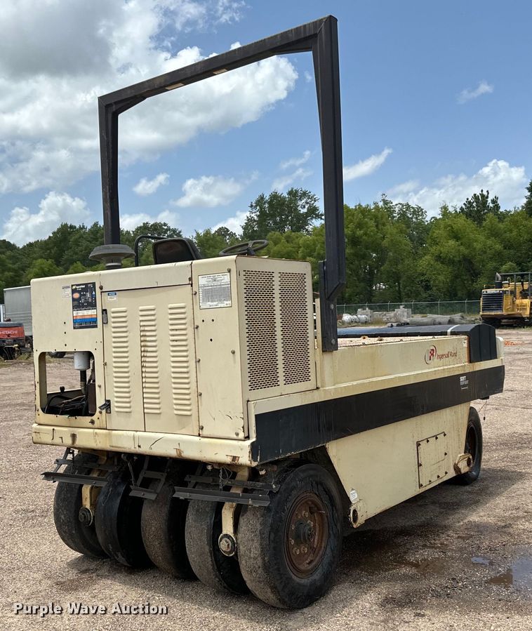 image for item NQ9588 2006 Ingersoll Rand  PT-125R pneumatic roller