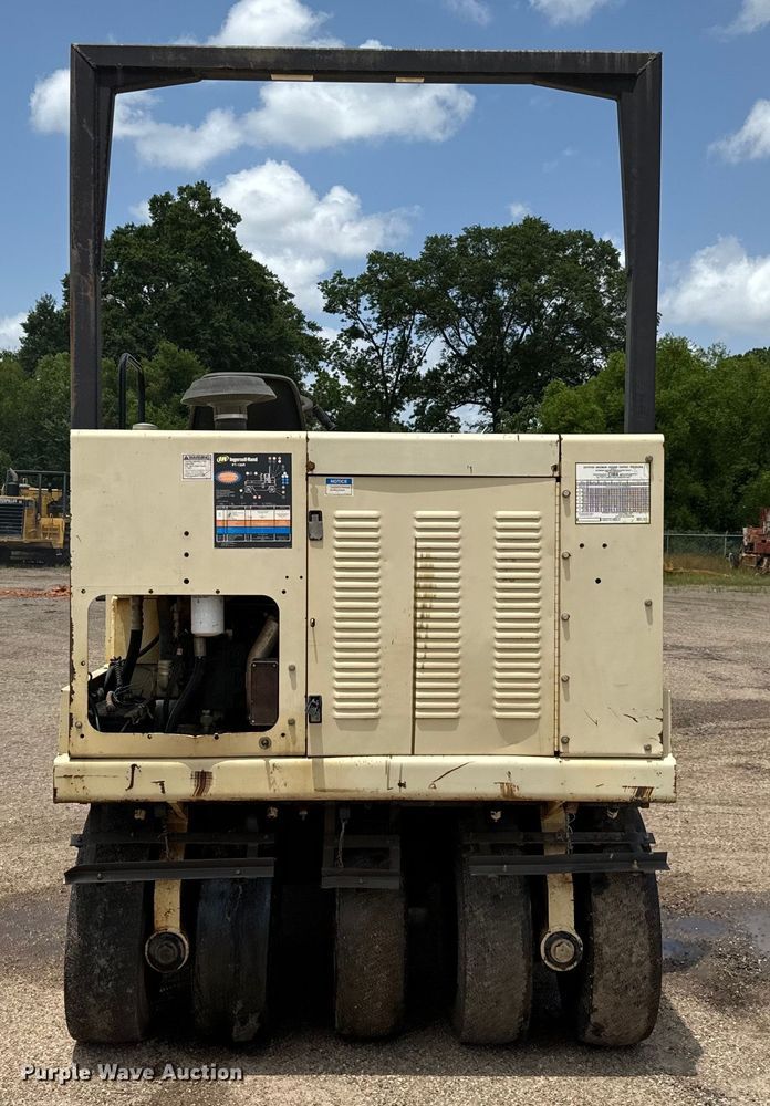 image for item NQ9588 2006 Ingersoll Rand  PT-125R pneumatic roller