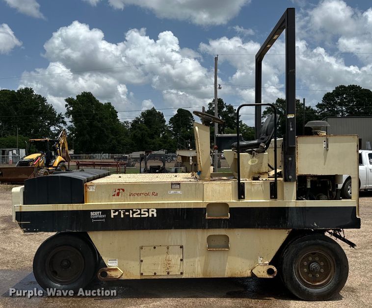 image for item NQ9588 2006 Ingersoll Rand  PT-125R pneumatic roller