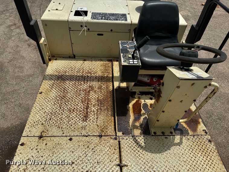 image for item NQ9588 2006 Ingersoll Rand  PT-125R pneumatic roller