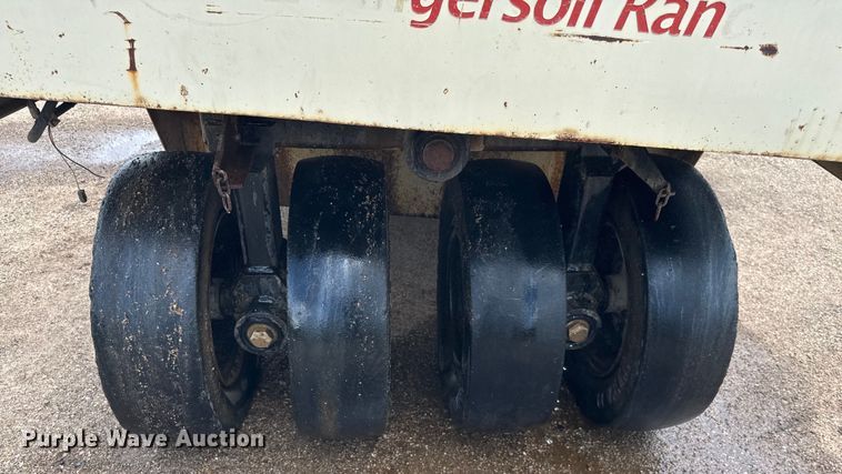 image for item NQ9588 2006 Ingersoll Rand  PT-125R pneumatic roller