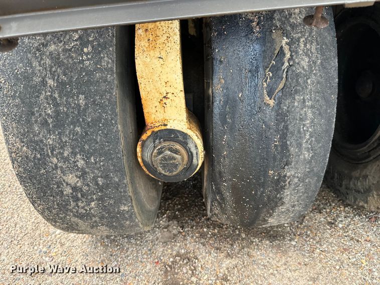 image for item NQ9588 2006 Ingersoll Rand  PT-125R pneumatic roller