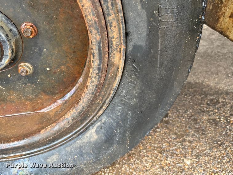 image for item NQ9588 2006 Ingersoll Rand  PT-125R pneumatic roller