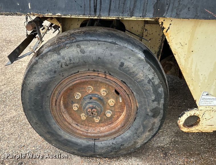 image for item NQ9588 2006 Ingersoll Rand  PT-125R pneumatic roller