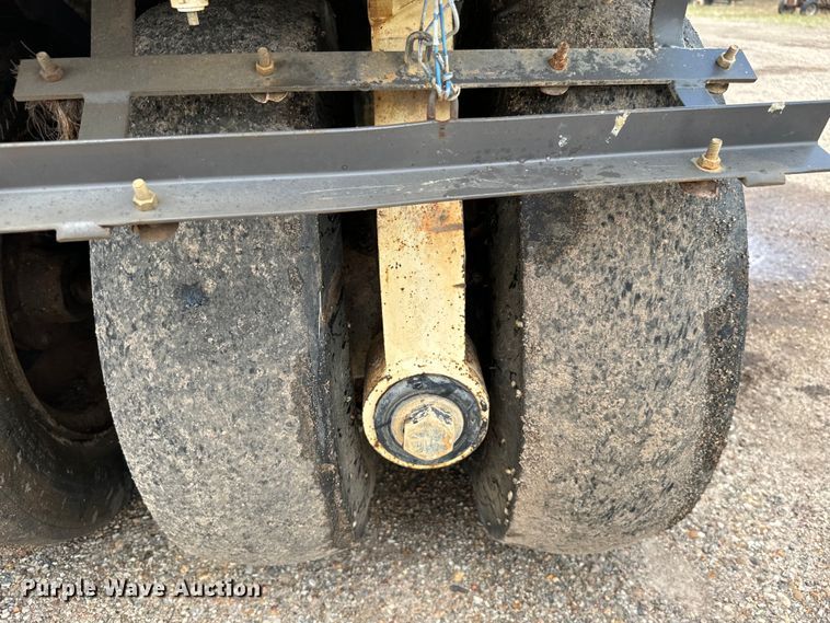 image for item NQ9588 2006 Ingersoll Rand  PT-125R pneumatic roller