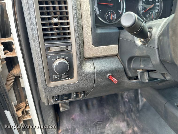 image for item NQ9607 2012 Dodge Ram 3500 Crew Cab flatbed pickup truck