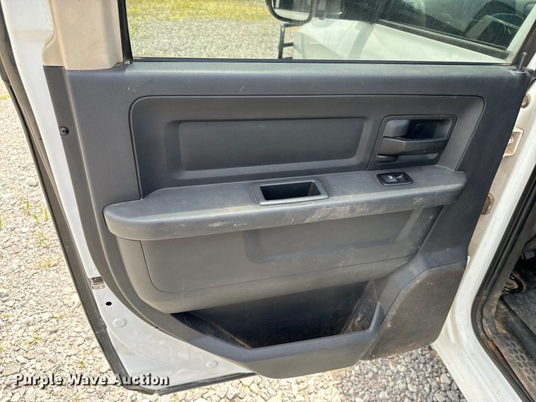 image for item NQ9607 2012 Dodge Ram 3500 Crew Cab flatbed pickup truck