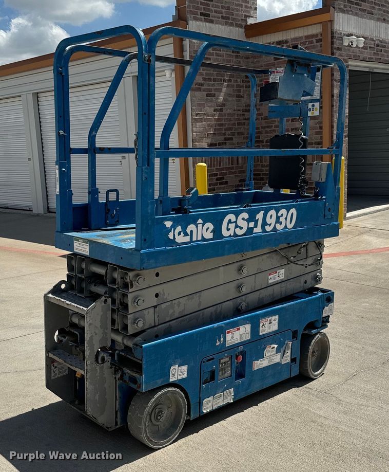 image for item NQ9617 2015 Genie GS-1930 scissor lift