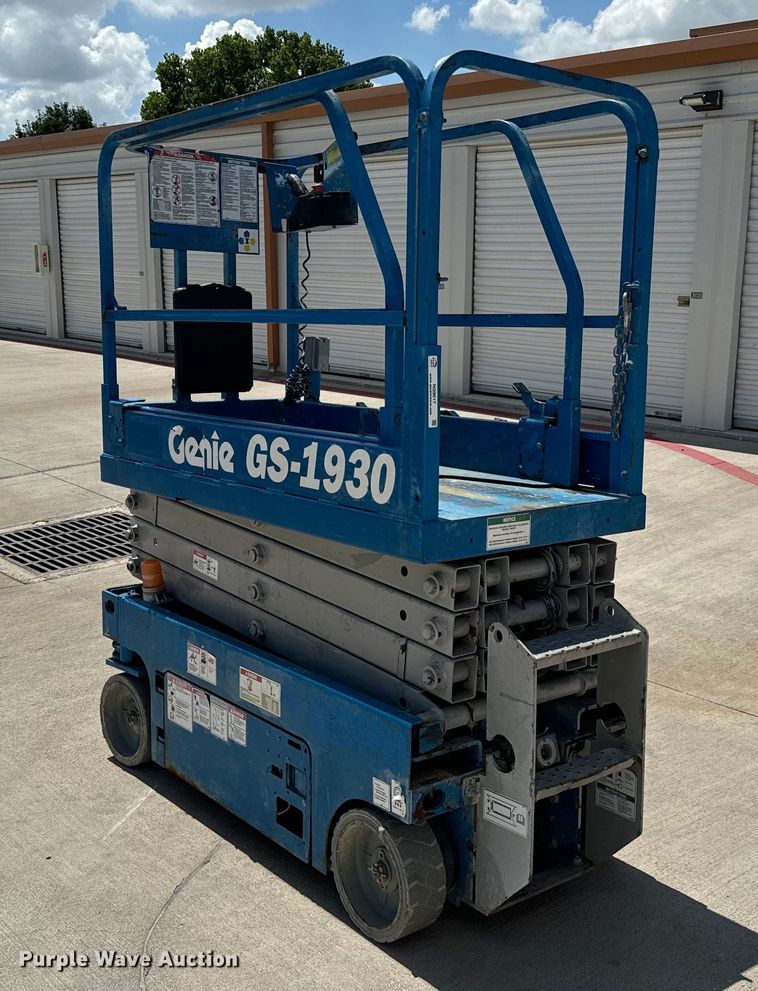 image for item NQ9617 2015 Genie GS-1930 scissor lift