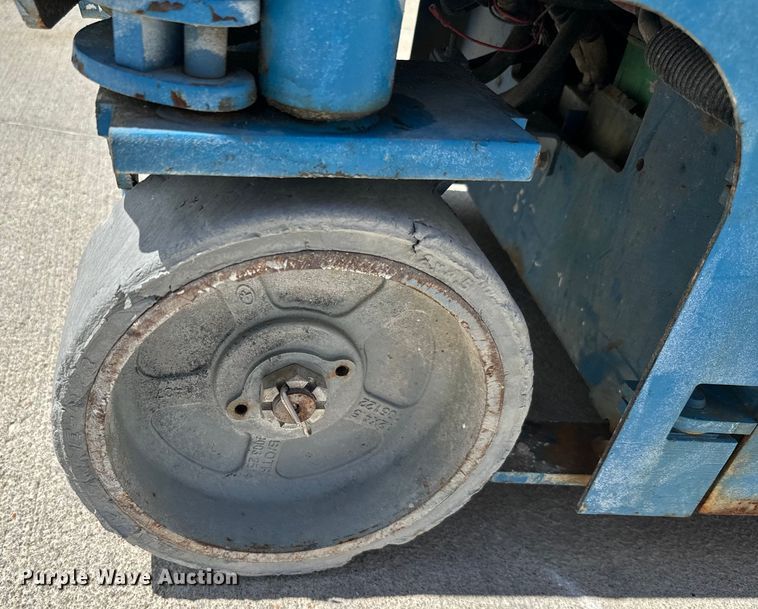 image for item NQ9617 2015 Genie GS-1930 scissor lift