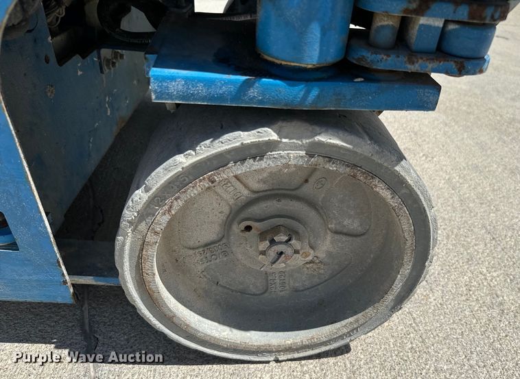 image for item NQ9617 2015 Genie GS-1930 scissor lift