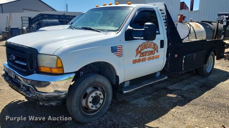 image for item NZ9925 2001 Ford  F450 Super Duty flatbed truck