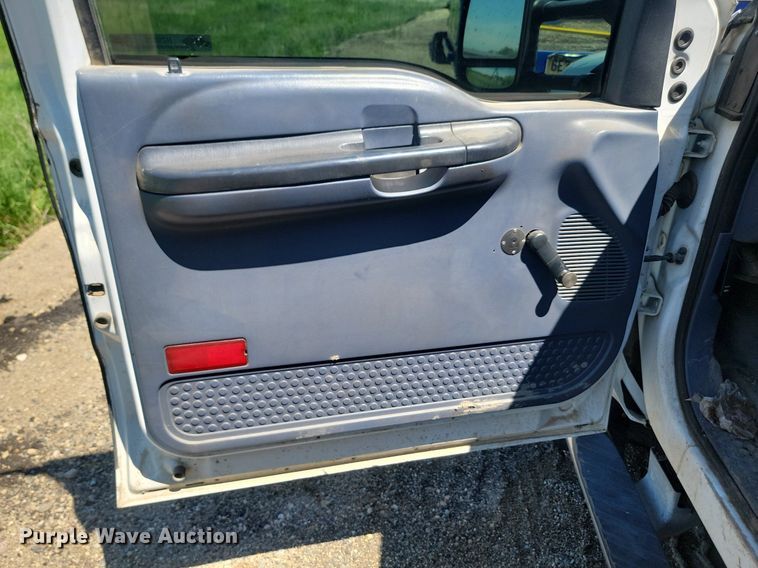 image for item NZ9925 2001 Ford  F450 Super Duty flatbed truck