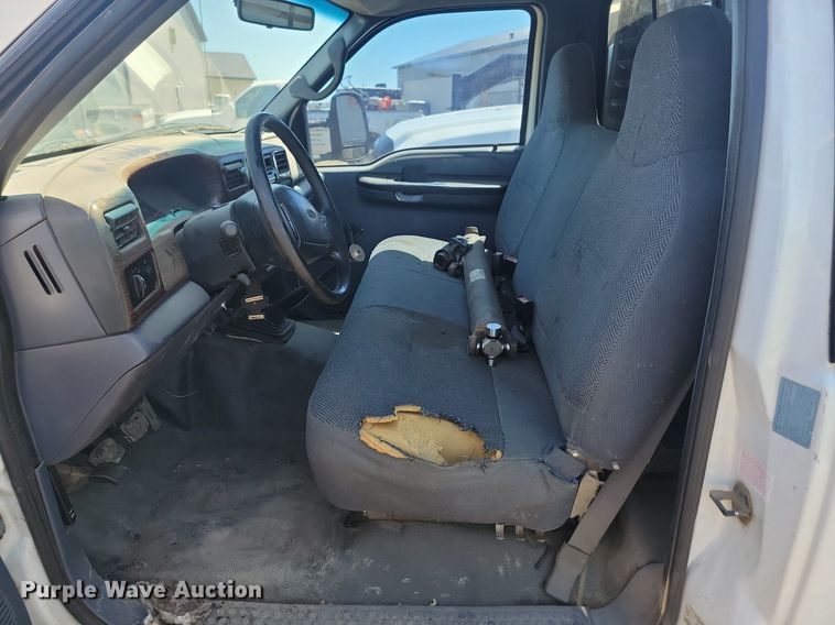 image for item NZ9925 2001 Ford  F450 Super Duty flatbed truck