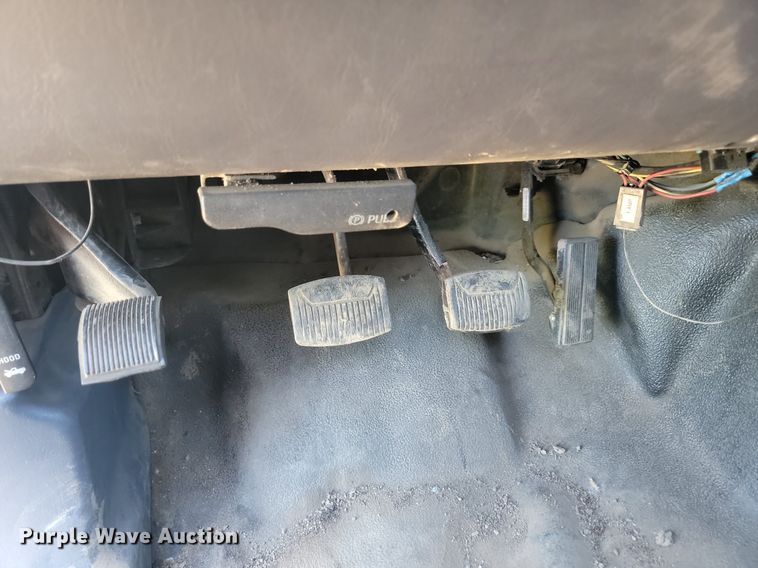 image for item NZ9925 2001 Ford  F450 Super Duty flatbed truck