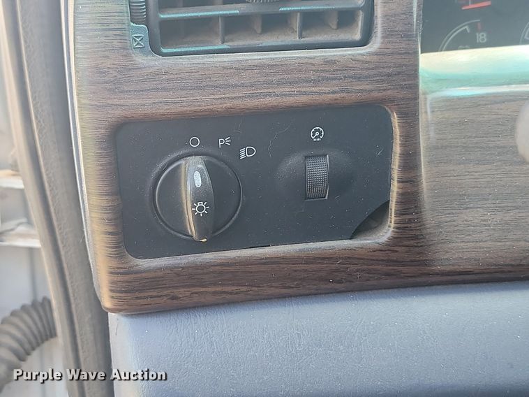 image for item NZ9925 2001 Ford  F450 Super Duty flatbed truck