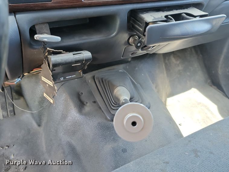 image for item NZ9925 2001 Ford  F450 Super Duty flatbed truck