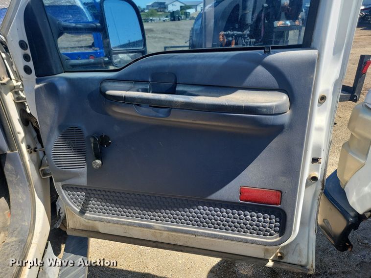 image for item NZ9925 2001 Ford  F450 Super Duty flatbed truck