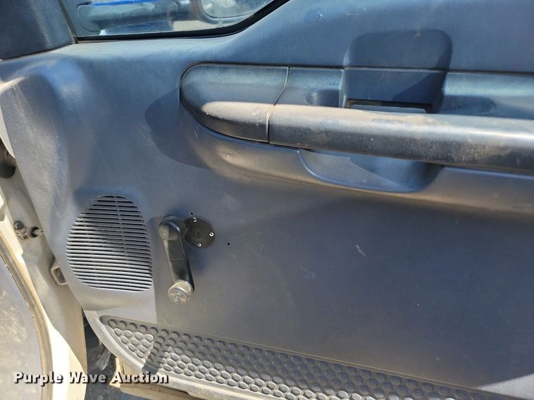 image for item NZ9925 2001 Ford  F450 Super Duty flatbed truck