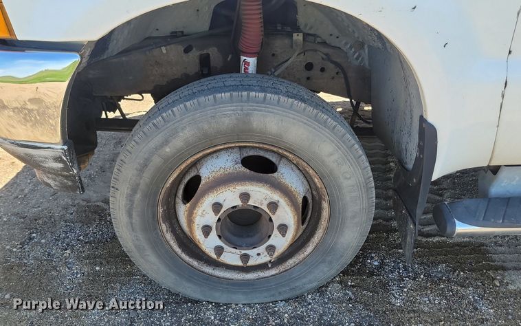 image for item NZ9925 2001 Ford  F450 Super Duty flatbed truck