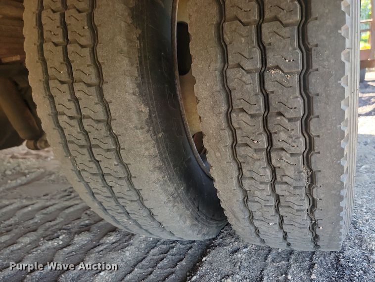 image for item NZ9925 2001 Ford  F450 Super Duty flatbed truck