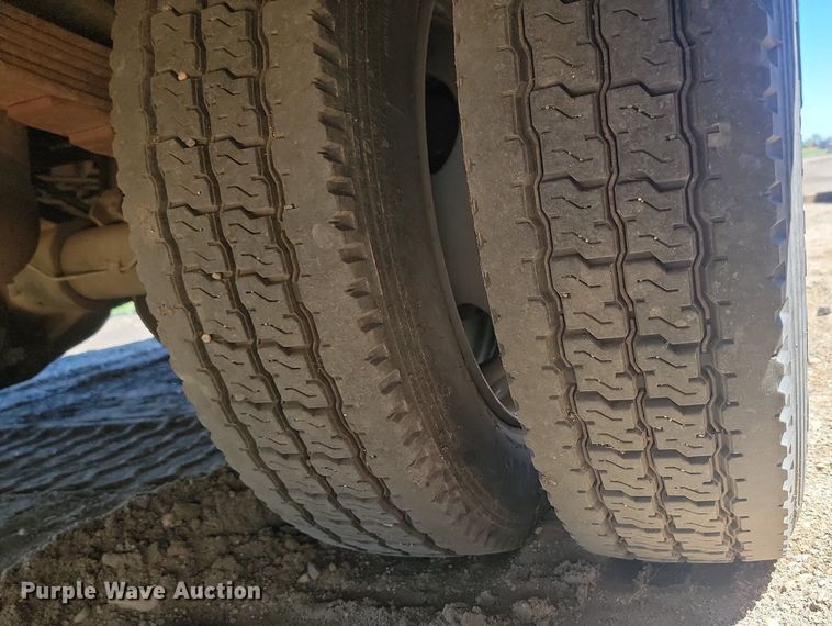 image for item NZ9925 2001 Ford  F450 Super Duty flatbed truck