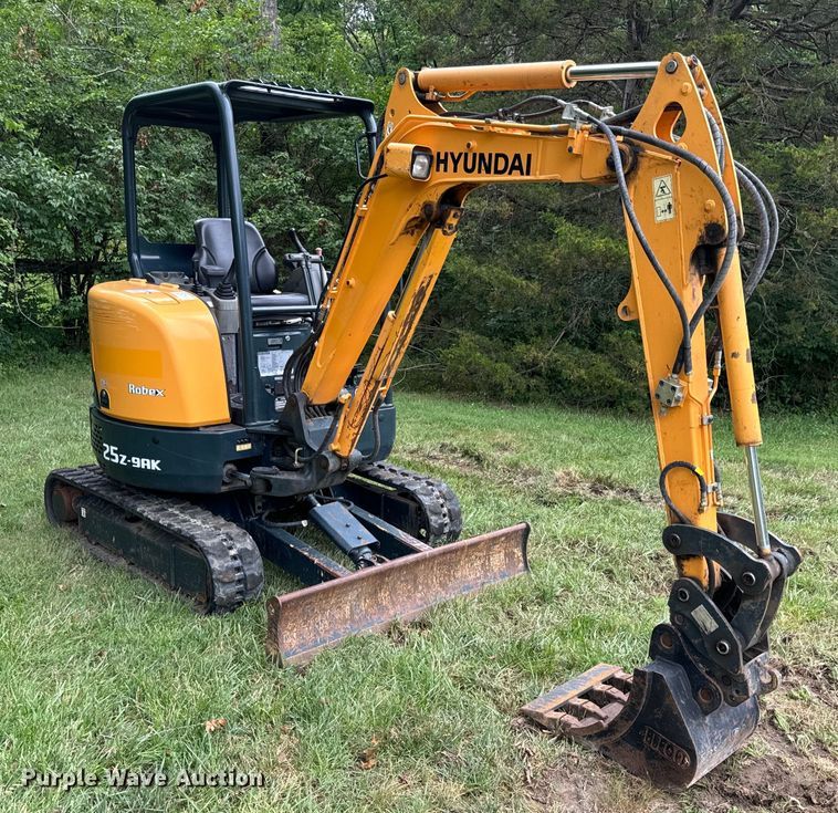 image for item OF9721 2016 Hyundai Robex 25Z-9AK mini excavator
