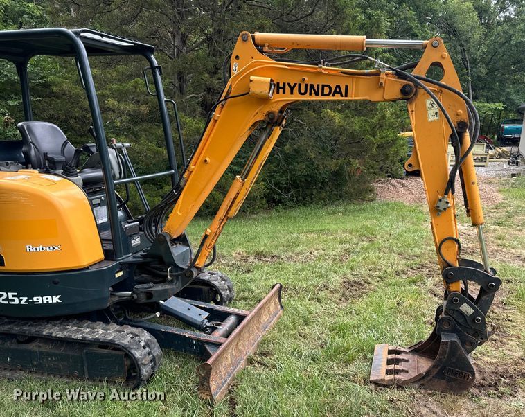 image for item OF9721 2016 Hyundai Robex 25Z-9AK mini excavator