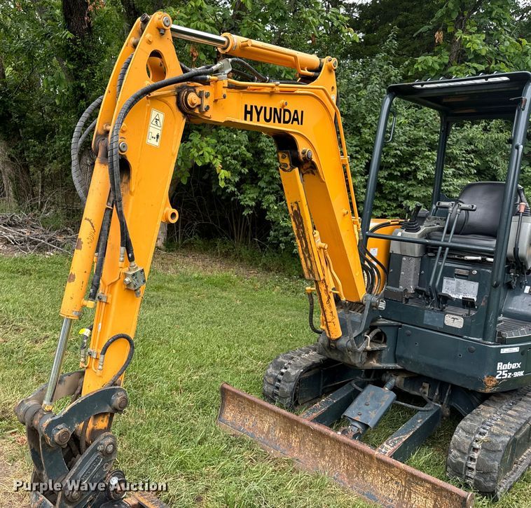 image for item OF9721 2016 Hyundai Robex 25Z-9AK mini excavator