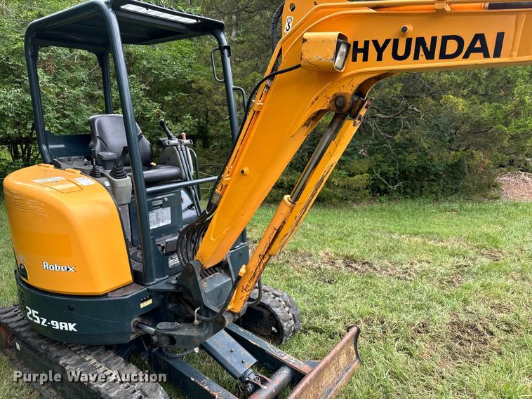 image for item OF9721 2016 Hyundai Robex 25Z-9AK mini excavator