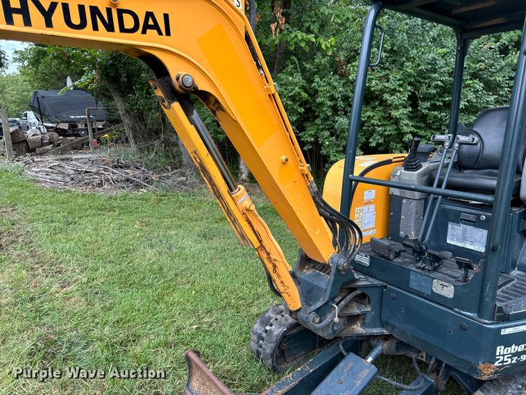 image for item OF9721 2016 Hyundai Robex 25Z-9AK mini excavator