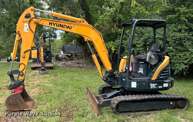 image for item OF9722 2016 Hyundai Robex 35Z-9A mini excavator