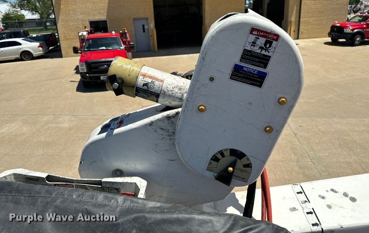 image for item OF9727 2013 International  WorkStar 7400 bucket truck