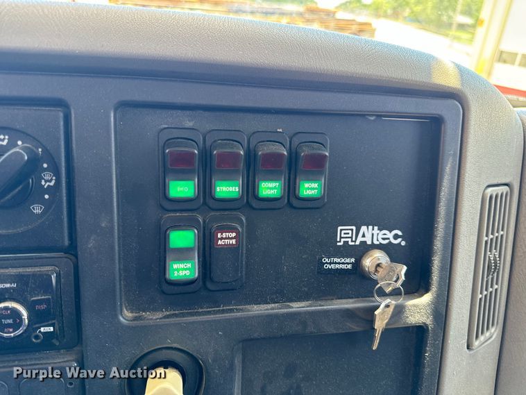 image for item OF9727 2013 International  WorkStar 7400 bucket truck