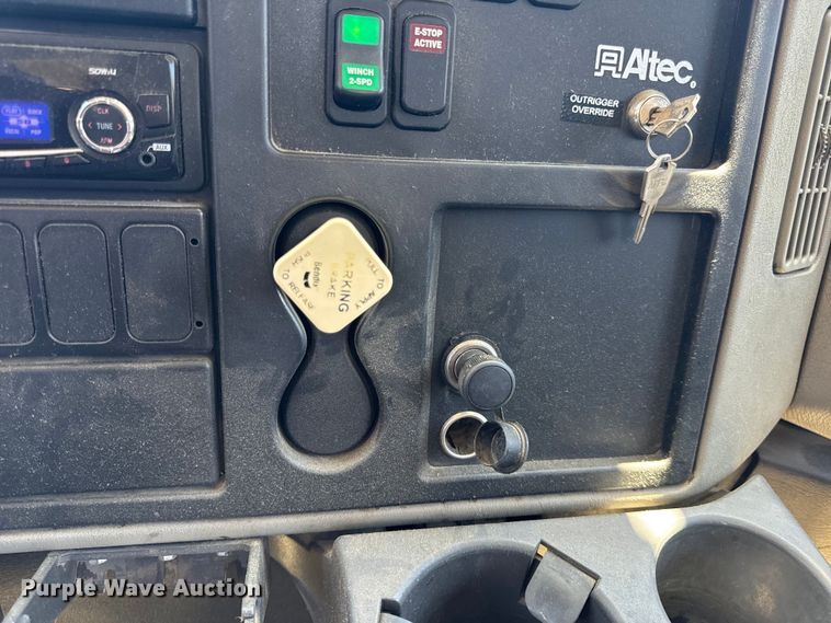 image for item OF9727 2013 International  WorkStar 7400 bucket truck