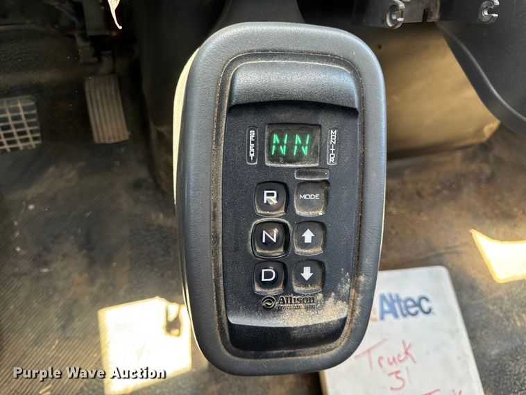 image for item OF9727 2013 International  WorkStar 7400 bucket truck