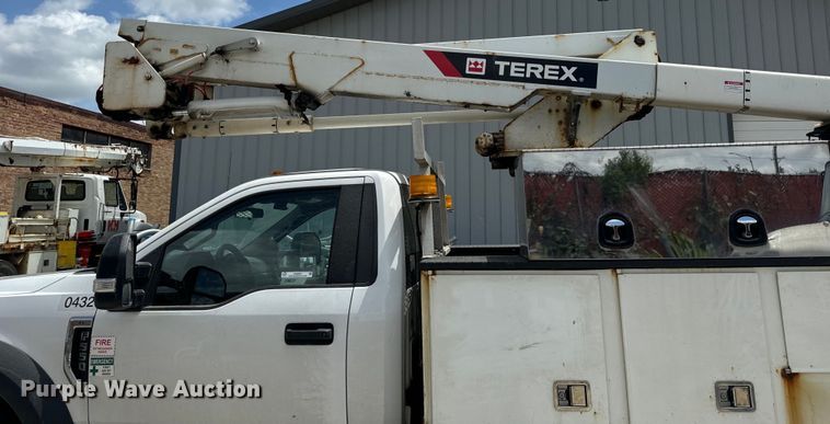 image for item OG9561 2019 Ford  F550 bucket truck